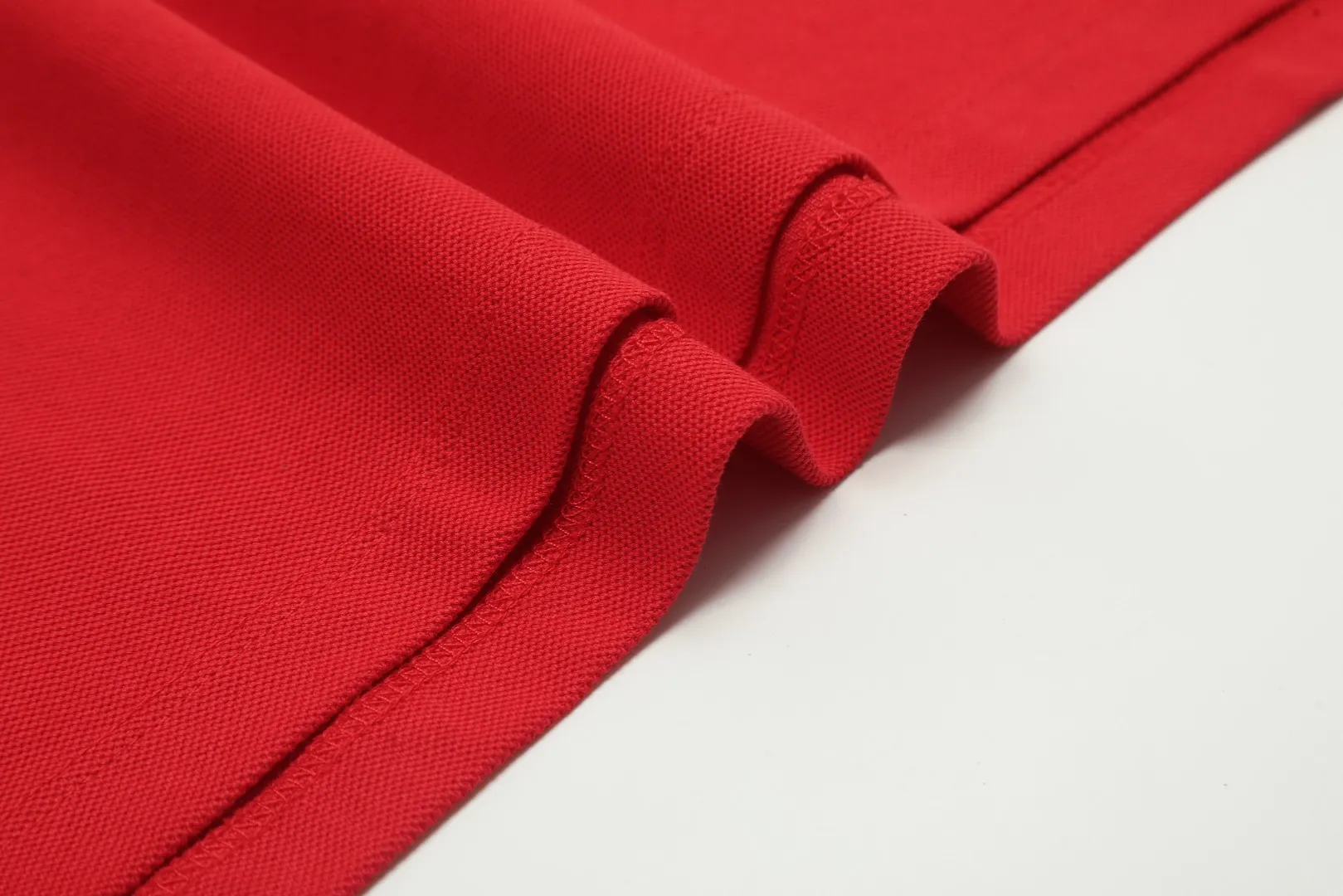 🅿️152 "Top quality" Style number: DS004# (not off the shelves all year round) [Ralph Lauren classic pony embroidered lapels women's slim fit POLO short sleeves] ✅Ralph Lauren Ralph Lauren classic basic women's all-match slim fit POLO short sleeves ✅Main supplier platform live broadcast Wholesale entities Replenish when out of stock Not off the shelves ✅ZP quality 1:1 pattern making Scan the code to enter the GF website Z cabinet quality ✅Details and quality are the only one in Guangzhou. Imported pique fabrics focus on high-end and cost-effective. Needless to say good quality. ✅The version is restored to the original order. The maximum size can be worn up to 130 pounds. Loose, comfortable and stress-free.